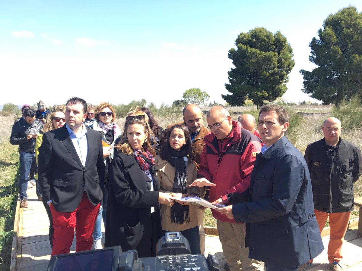JuanFco_Cs's tweet photo. 🍊 Muchas gracias a @Albert_Rivera, @InesArrimadas, @MelisaRguezCs y @CarmenPicazoCs por vuestra visita a uno de los parajes más espléndidos de nuestra provincia. ¡El cambio tiene solo un color! 🍊
#EcologíaNaranja #ValdepeñasNaranja #CiudadRealNaranja https://t.co/vqZJylBT5Z