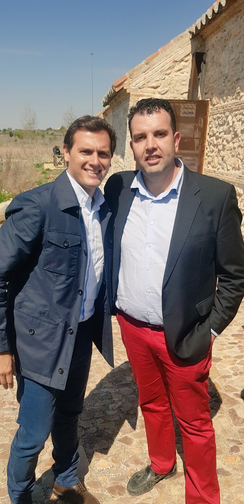 JuanFco_Cs's tweet photo. 🍊 Muchas gracias a @Albert_Rivera, @InesArrimadas, @MelisaRguezCs y @CarmenPicazoCs por vuestra visita a uno de los parajes más espléndidos de nuestra provincia. ¡El cambio tiene solo un color! 🍊
#EcologíaNaranja #ValdepeñasNaranja #CiudadRealNaranja https://t.co/vqZJylBT5Z