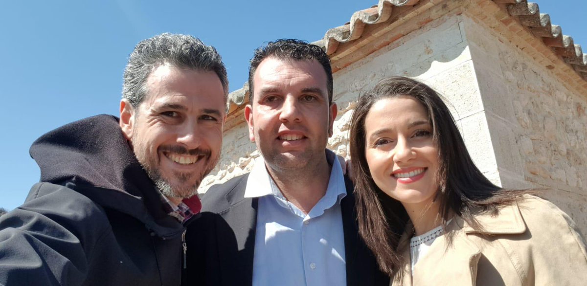 JuanFco_Cs's tweet photo. 🍊 Muchas gracias a @Albert_Rivera, @InesArrimadas, @MelisaRguezCs y @CarmenPicazoCs por vuestra visita a uno de los parajes más espléndidos de nuestra provincia. ¡El cambio tiene solo un color! 🍊
#EcologíaNaranja #ValdepeñasNaranja #CiudadRealNaranja https://t.co/vqZJylBT5Z