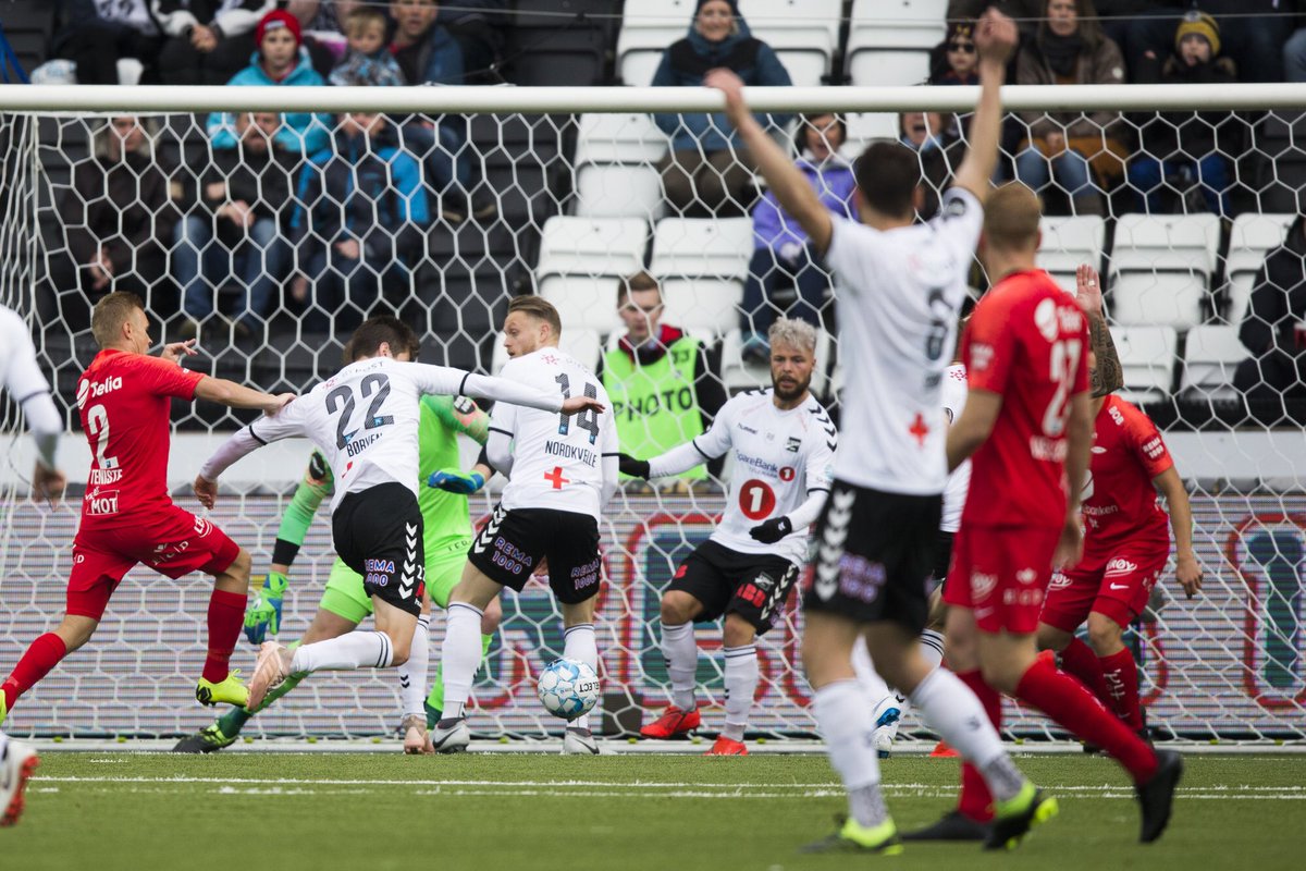 oddsbk's tweet photo. JAAAA!!!🖤 Vi vinner vår jubileumskamp 3-2 over @skbrann ⚫️⚪️ For en deilig start på eliteserien🙌⚽️ #oddsbk https://t.co/ZbW8pBy3Q8