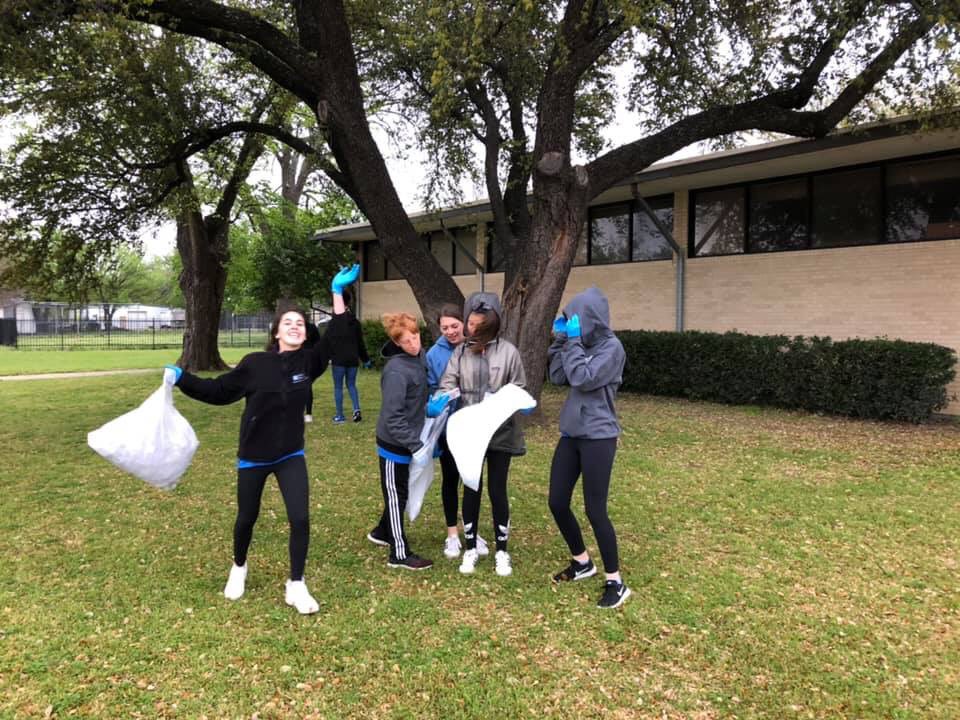 DaggMontFWISD's tweet photo. #Daggmont #stuco rocking the #cowtowncleanup today!! 🐉♻️🗑 https://t.co/NoFSsgowKB