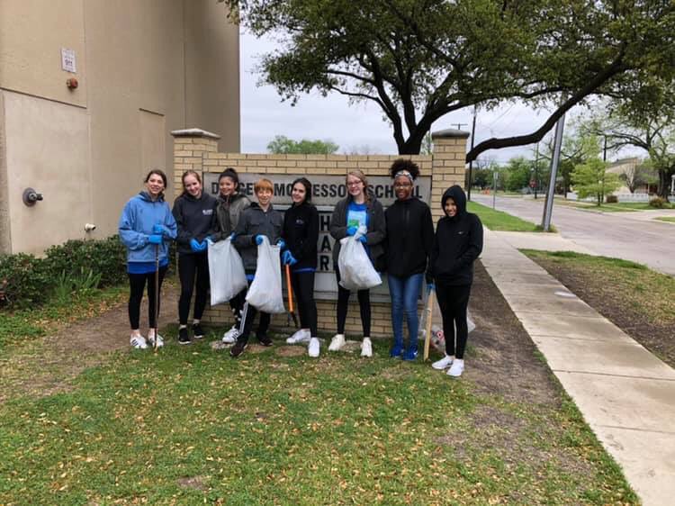 DaggMontFWISD's tweet photo. #Daggmont #stuco rocking the #cowtowncleanup today!! 🐉♻️🗑 https://t.co/NoFSsgowKB