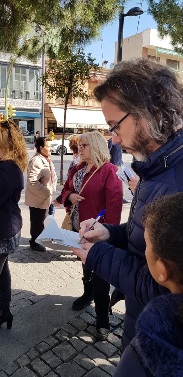 IMPULSAGETAFE's tweet photo. Esta mañana hemos acompañado a @ces_getafe que ha acudido al @aytogetafe a entregar casi 6000 firmas solicitando la aplicación del #MétodoCES en las colonias felinas de #Getafe.

#ImpulsandoGetafe 
#ImpulsandoBienestarAnimal https://t.co/mC1EuD2k7g