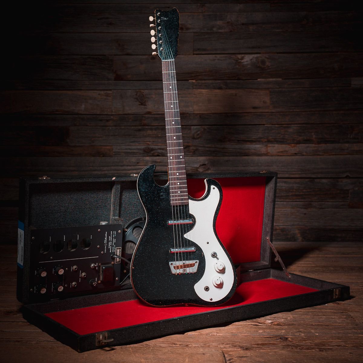 ChicagoMusicEx's tweet photo. Another sparkly clean vintage 6-string from Silvertone! Remember to check the site regularly for all of our newest vintage arrivals! https://t.co/lvAsPODrIJ
#chicagomusicexchange #geartalk #guitarsdaily #cme #guitars #gear #gearnuts #vintageguitar #silvertone https://t.co/9v3q20EUgp