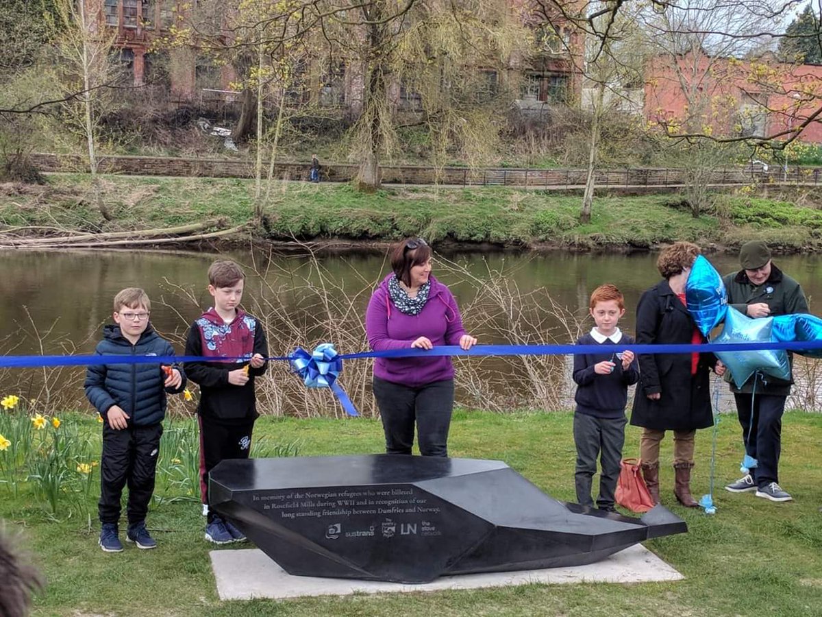 CosmoBlake's tweet photo. Fantastic turn out to see the unveiling of the new #artroots funded sculpture in #dockpark in #Dumfries. @SustransScot @DockParkFriends https://t.co/QoFWDxziMQ