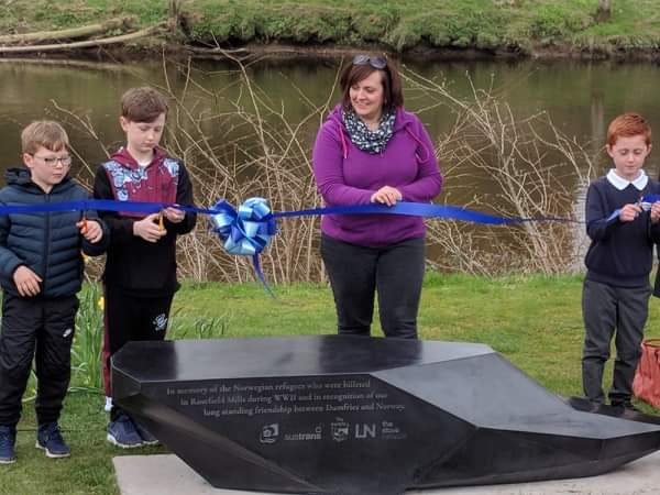 CosmoBlake's tweet photo. Fantastic turn out to see the unveiling of the new #artroots funded sculpture in #dockpark in #Dumfries. @SustransScot @DockParkFriends https://t.co/QoFWDxziMQ