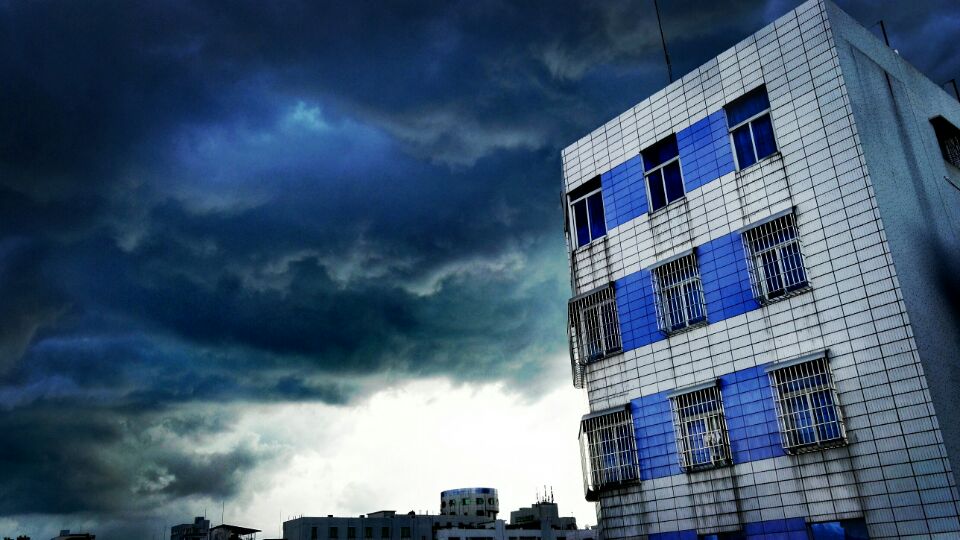 An unusual gathering of clouds and appearance of  unidentified blue light was spotted in Zhanjiang, China. Presume it was a Titan？
.<a href="/MonarchSciences/">[MONARCH]</a> <a href="/Mike_Dougherty/">Michael Dougherty</a>