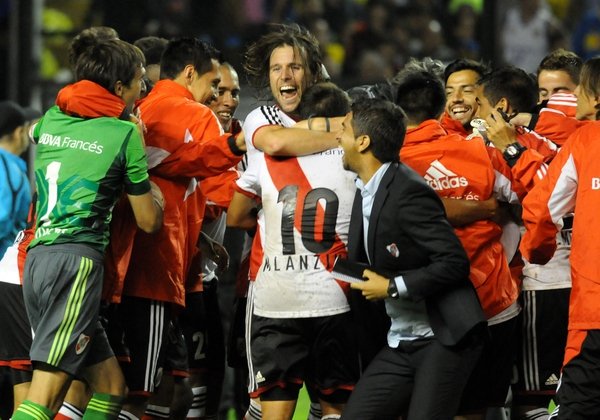 FcoRamonDiaz's tweet photo. 5 años atrás River le ganaba a Boca 2 a 1. Aquel día fue el comienzo de todo, River volvió a ser River ⚪🔴🐔

#NoFueCorner #labandadeRamon #Ramirazo #RiverPlate #silencioatroz #VamoslosDiaz 👑 https://t.co/nmiRU9sEUK