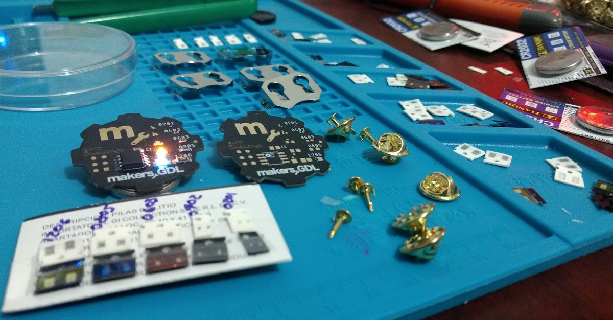 IObrizio's tweet photo. Preparando los primeros Kits de prueba para el #smdChallenge @Makers_GDL 🛠️

Componentes #SMD:
🔸1206
🔸0805
🔸0603
🔸0402
🔸0201
🔸#Soic-8 #ATtiny85
🔸#cr2032
🔸 PIN

#badgeLove #badgeLive @MicrochipMakes @Hacksterio @HacedoresCom #pcbDesign #PCB #makers #diy #soldering https://t.co/jWatQVyH7P