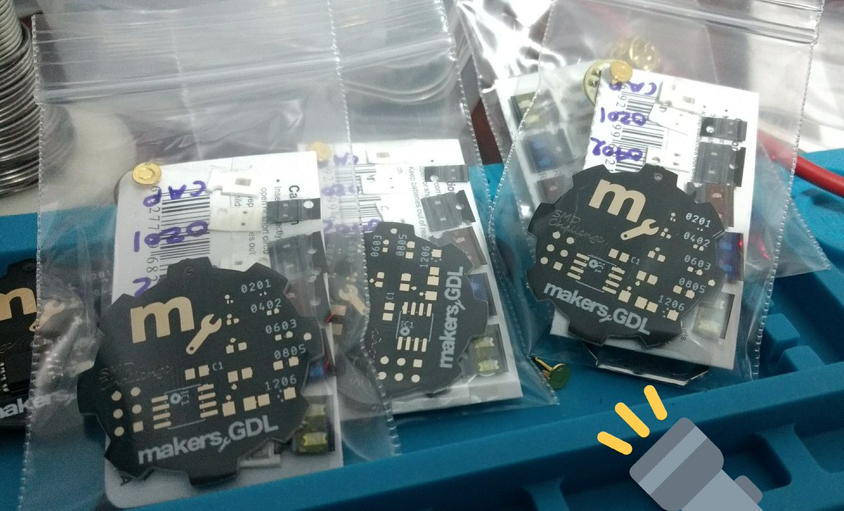 IObrizio's tweet photo. Preparando los primeros Kits de prueba para el #smdChallenge @Makers_GDL 🛠️

Componentes #SMD:
🔸1206
🔸0805
🔸0603
🔸0402
🔸0201
🔸#Soic-8 #ATtiny85
🔸#cr2032
🔸 PIN

#badgeLove #badgeLive @MicrochipMakes @Hacksterio @HacedoresCom #pcbDesign #PCB #makers #diy #soldering https://t.co/jWatQVyH7P