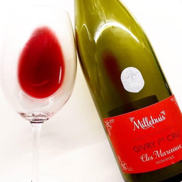 What is a Monopole?
If you have the chance to go in Bourgogne you'll find some wines that boasts the title of "Monopole" but what does it means? Many CRUs names are usually shared by many wineries that owns a parcel of that Cru. Some wineries, instead, o… ift.tt/2V13qUx