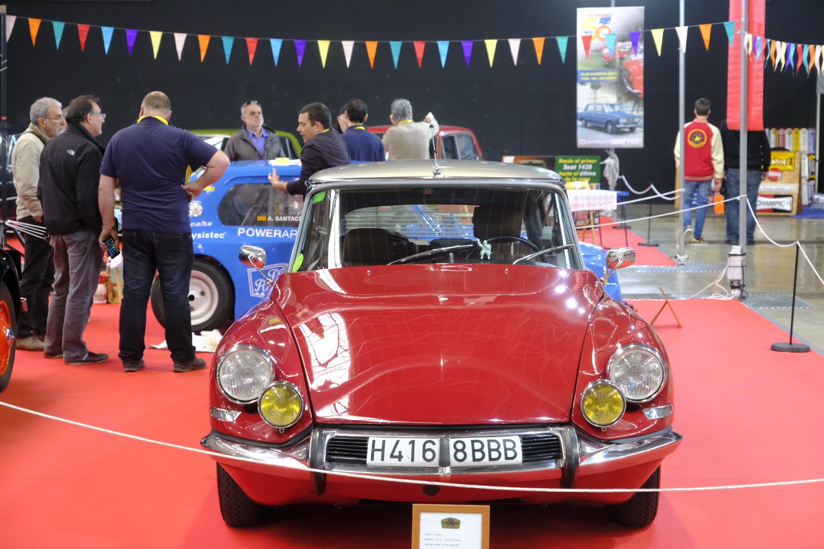 fargahospitalet's tweet photo. 📸 Vist a #LaFargaLH

Segona jornada de #Retromotor. Fins diumenge, a les 19 h, les millors motos i cotxes clàssics.

#LHospitalet https://t.co/dv8H4L0bib