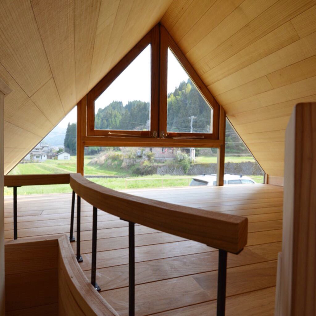 Tiny House Japan タイニーハウスジャパン 丸い杉のお風呂のついたトレーラーです 下に2人 ロフトに2人が就寝可能です 虫対策に欠かせない網戸は麻の蚊帳生地を使用 天窓があるので明るくて換気も良いです 暖炉で冬は暖かく過ごせます タイニー