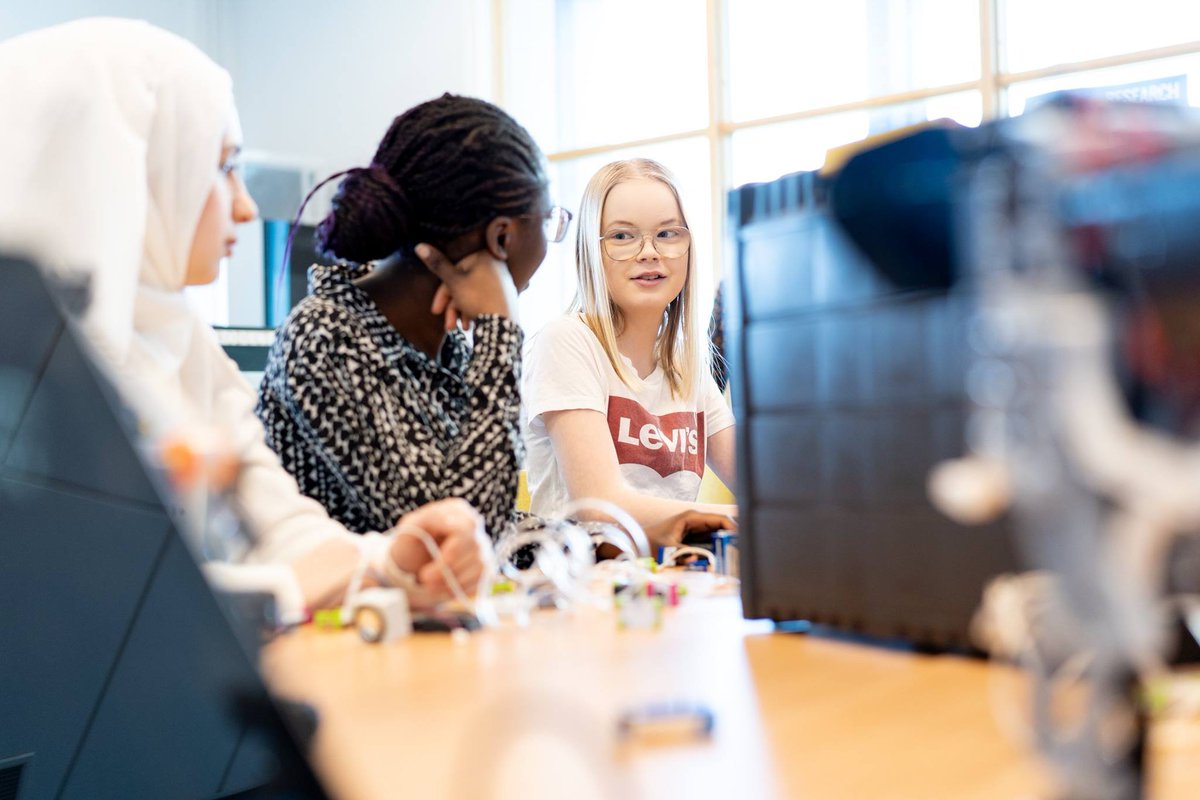 KnaMaker's tweet photo. Girls participated in "Introduce a girl to engineering day" at BTH. @crillejohan gave a lab session in the makerspace. #igeday #womengineer https://t.co/OkRfA77yIJ https://t.co/0CTFx7qPer