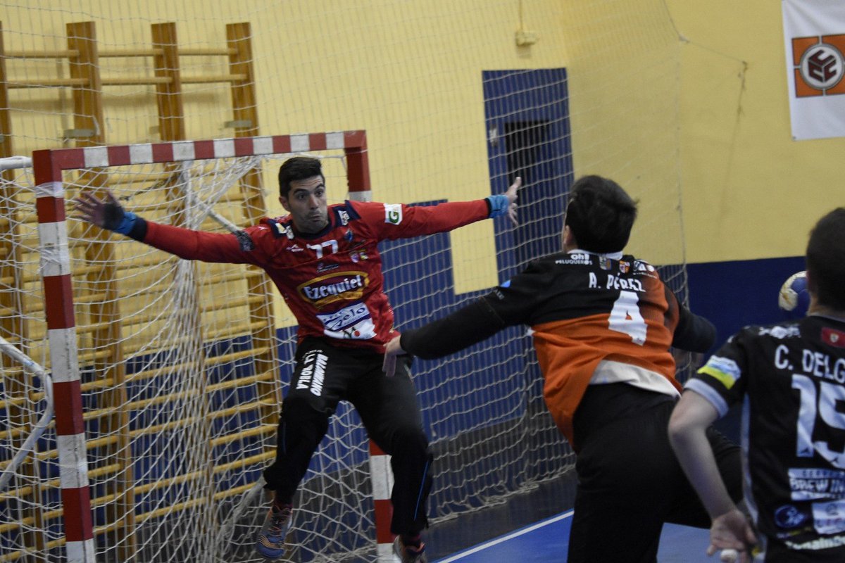 BmCuatroValles's tweet photo. Hoy a las 20:00 En Valladolid nos medimos al @BMArroyo en un partido de vital importancia para la permanencia!! #Go4v https://t.co/A2IW7DRWJR