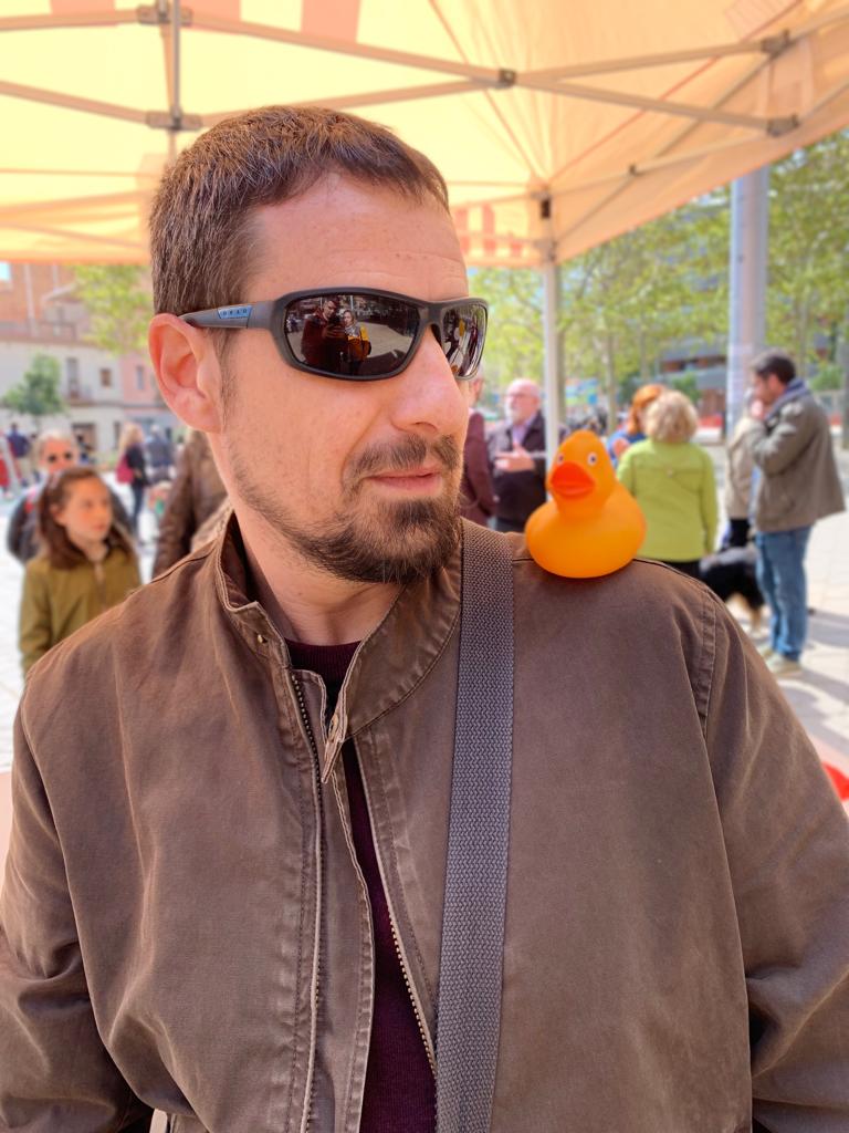 sergipurcet's tweet photo. El @patodelbaix ha participat avui a la paradeta d'@esquerrasantboi i s'ha entestat a fer-se fotos amb tothom. Ell és el de la dreta. #postupato https://t.co/gCpcAg74ld