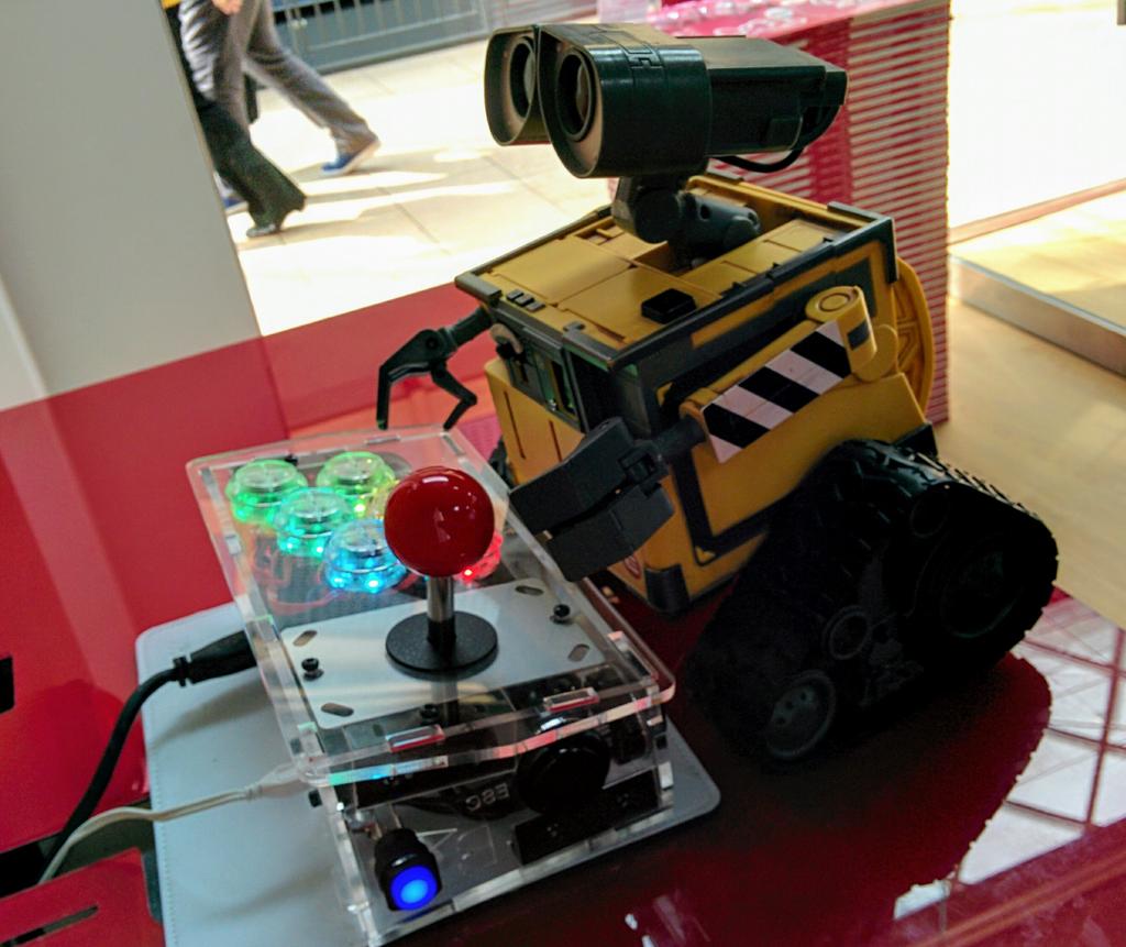 LeoWhitesTweets's tweet photo. Wall-E stopped off at the #RPIStore on the way to #piwars this morning! https://t.co/oro7MSAufE
