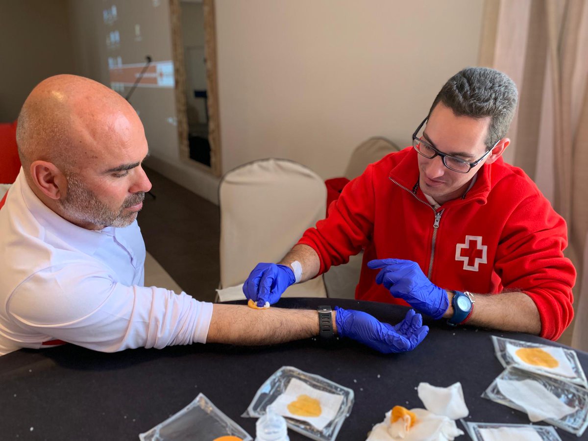 CruzRojaCA's tweet photo. El 90% de las intervenciones en las playas se deben a heridas (cortes, roces, magulladuras)… Comienza en MUNDO SOS los talleres de atención a heridas, con compañeras enfermeras de #Euskadi. Mejoramos la atención sanitaria de los #SocorristasCruzRoja
#CruzRojasos #mundoSOS https://t.co/SvQylFCcku