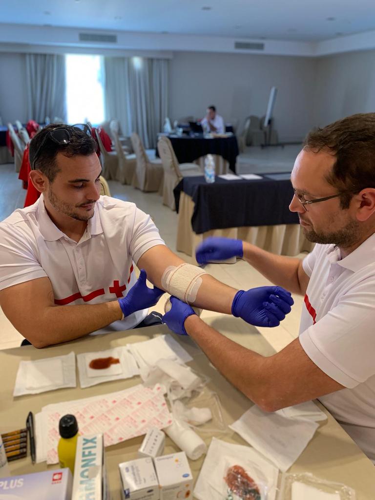 CruzRojaCA's tweet photo. El 90% de las intervenciones en las playas se deben a heridas (cortes, roces, magulladuras)… Comienza en MUNDO SOS los talleres de atención a heridas, con compañeras enfermeras de #Euskadi. Mejoramos la atención sanitaria de los #SocorristasCruzRoja
#CruzRojasos #mundoSOS https://t.co/SvQylFCcku