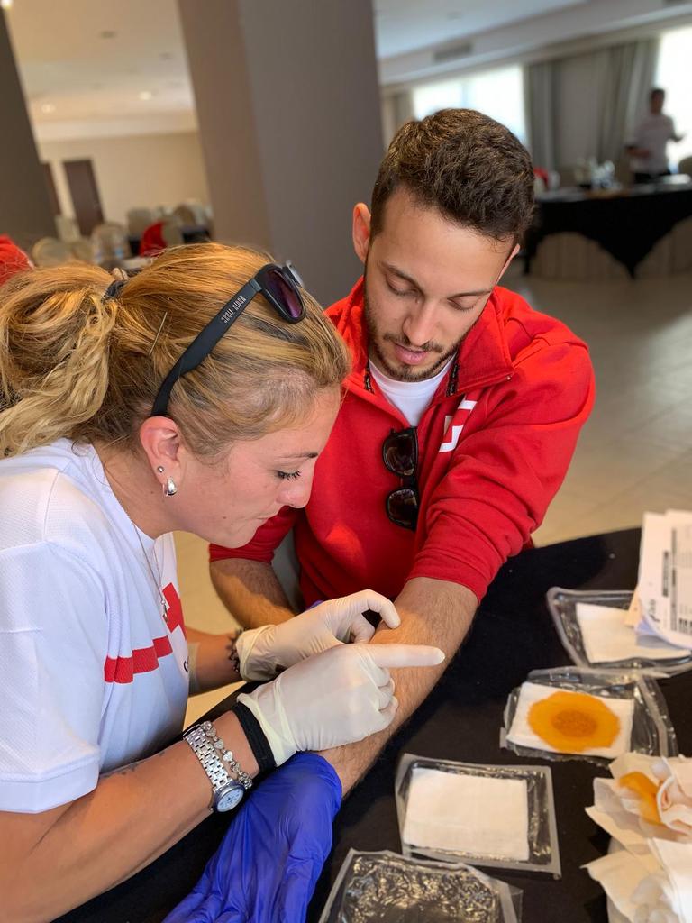 CruzRojaCA's tweet photo. El 90% de las intervenciones en las playas se deben a heridas (cortes, roces, magulladuras)… Comienza en MUNDO SOS los talleres de atención a heridas, con compañeras enfermeras de #Euskadi. Mejoramos la atención sanitaria de los #SocorristasCruzRoja
#CruzRojasos #mundoSOS https://t.co/SvQylFCcku