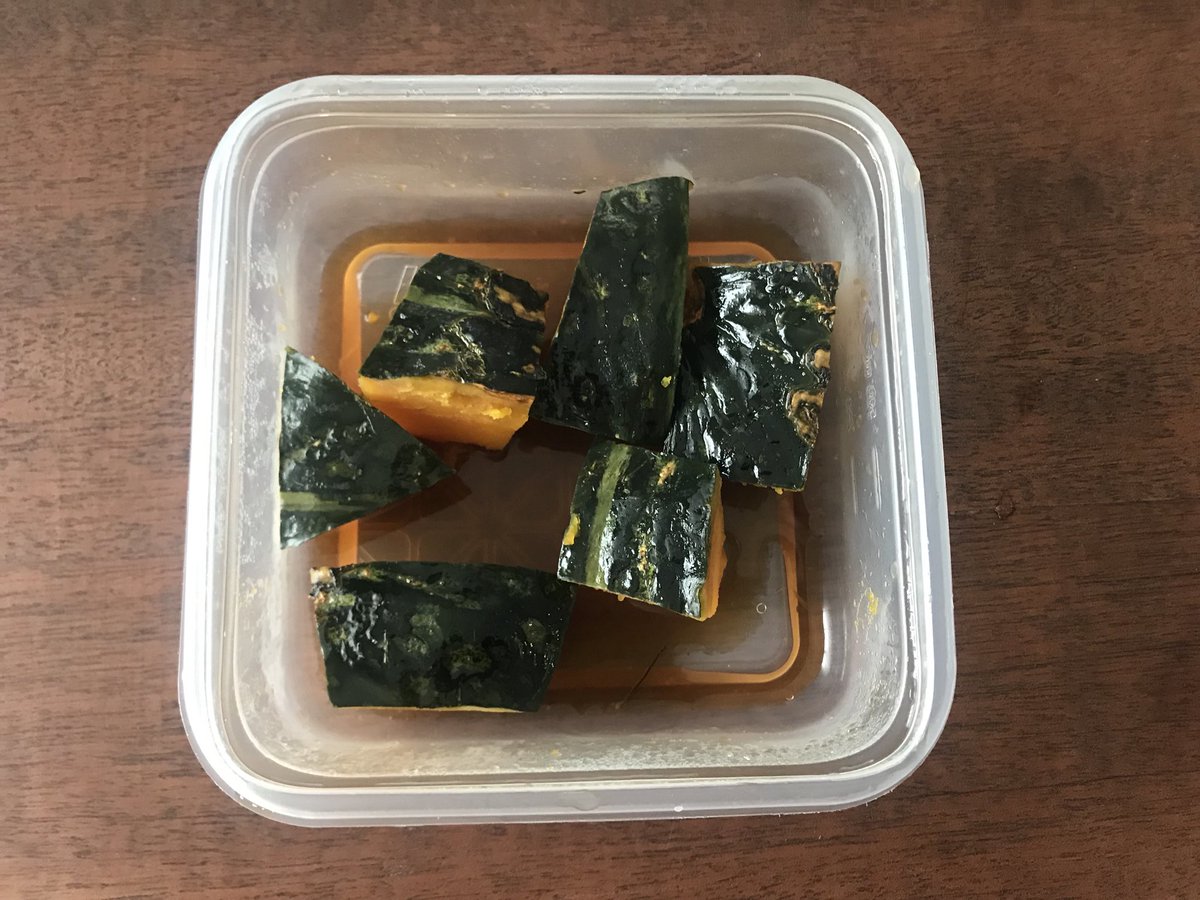 syunkon0507's tweet photo. これを作ったらお鍋には戻れないと感じるくらい美味しくて簡単なかぼちゃの煮物

耐熱容器に［砂糖、みりん各小さじ2、醤油大さじ1/2、水大さじ4］を混ぜ、3〜4cm角に切ったかぼちゃ1/8個(200g)を入れ(フラット型なら皮を下、ターンテーブルなら皮を上に)600Wのレンジで6〜7分チン。

裏返して冷ます。 https://t.co/gAhV2AGUAs