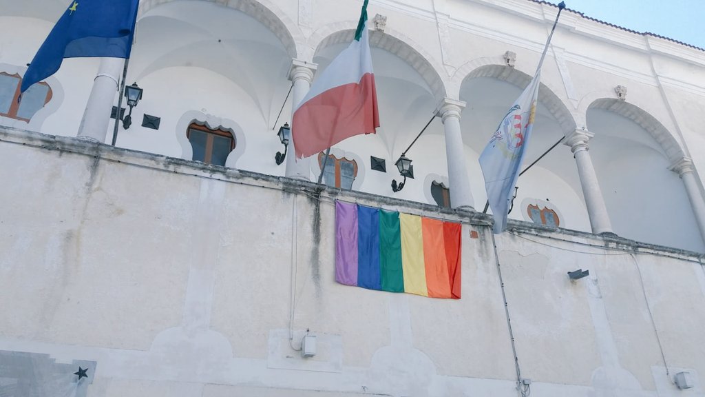 L'#amore può avere mille sfumature e tanti colori, proprio come la bandiera #arcobaleno che svetta oggi dal Municipio di #Manfredonia in risposta al nero della chiusura mentale del #FamilyDay.

#congressodellafamiglia
#FAMIGLIE <a href="/WeAreInPuglia/">WeAreInPuglia</a>