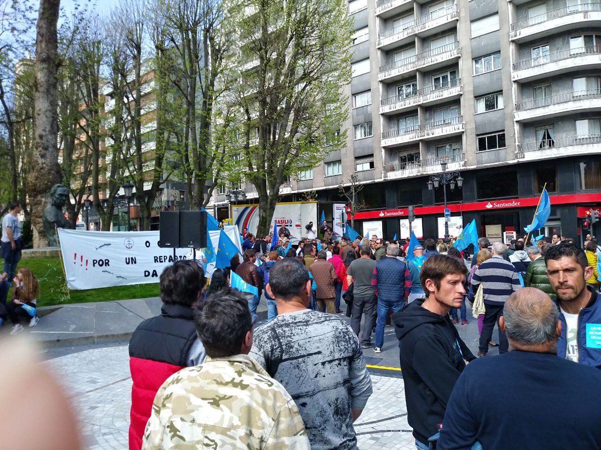 etorrescuideiru's tweet photo. Hoy hemos estado en Oviedo acompañando a las reivindicaciones de los pescadores asturianos. Por un reparto justo, por el futuro de la pesca artesanal. Siempre #ConLaGenteDeLaMar https://t.co/H6uEVzcCWA