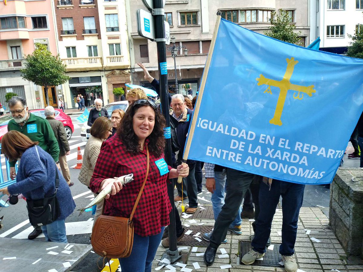 etorrescuideiru's tweet photo. Hoy hemos estado en Oviedo acompañando a las reivindicaciones de los pescadores asturianos. Por un reparto justo, por el futuro de la pesca artesanal. Siempre #ConLaGenteDeLaMar https://t.co/H6uEVzcCWA