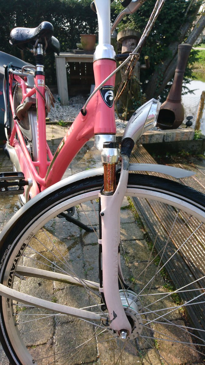 ImminkSupport's tweet image. Fietsje ziet er nog netjes uit, na zo'n jaar of zeven, dank @Batavus! Enige plekje roest bij het voorwiel. Toch blijft het jammer dat de voorvork zo enorm verkleurd is tov de rest (was ook de felle kleur)!