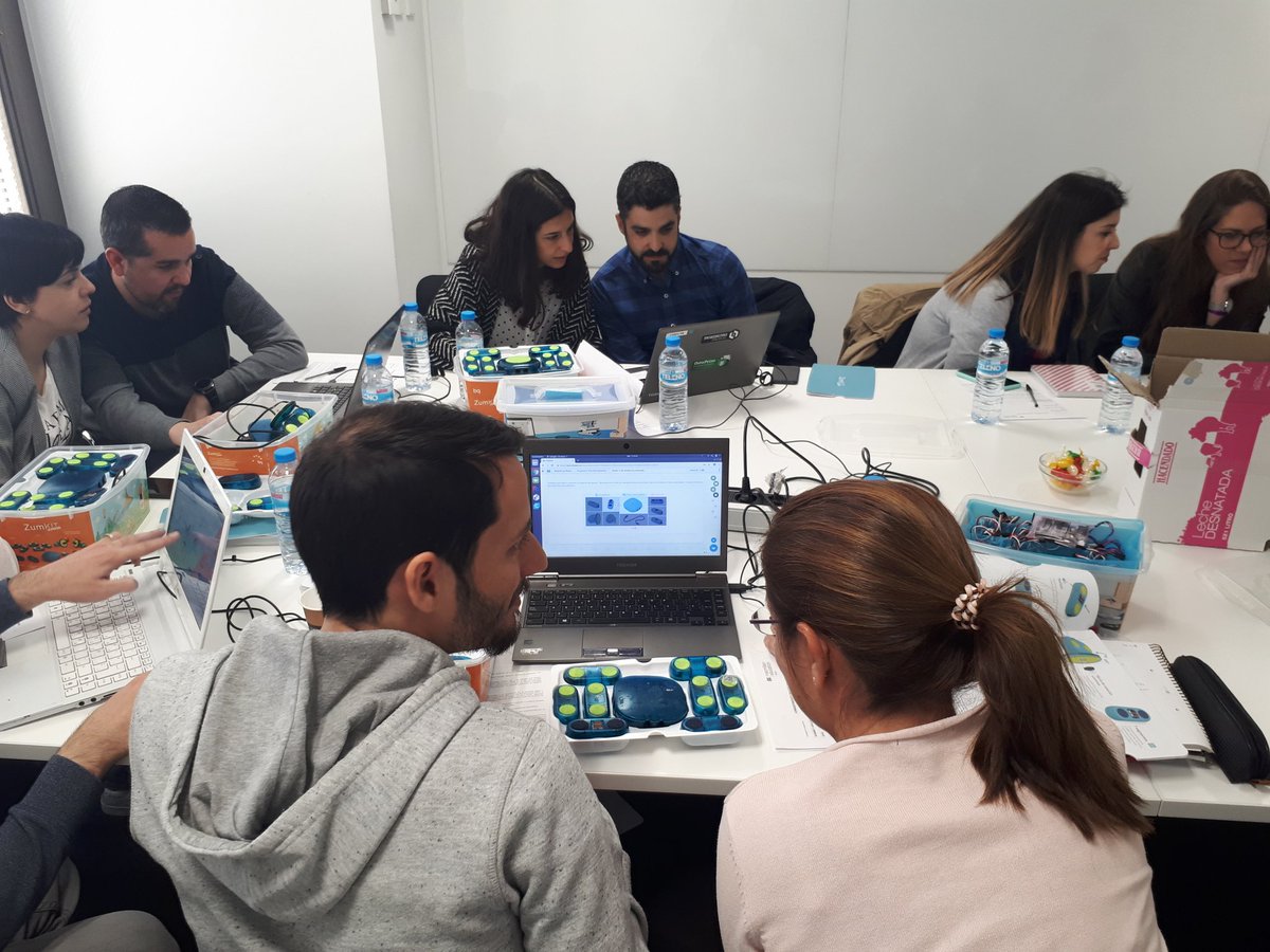 MacmillanSpain's tweet photo. Taller de #Robótica, #Programación e #Impresión3D #bMaker en Madrid.
¡Si los profesores tienen esta #Imaginación y #creatividad imaginaros sus alumnos!
@BQEducacion https://t.co/0uXF7g9s6y