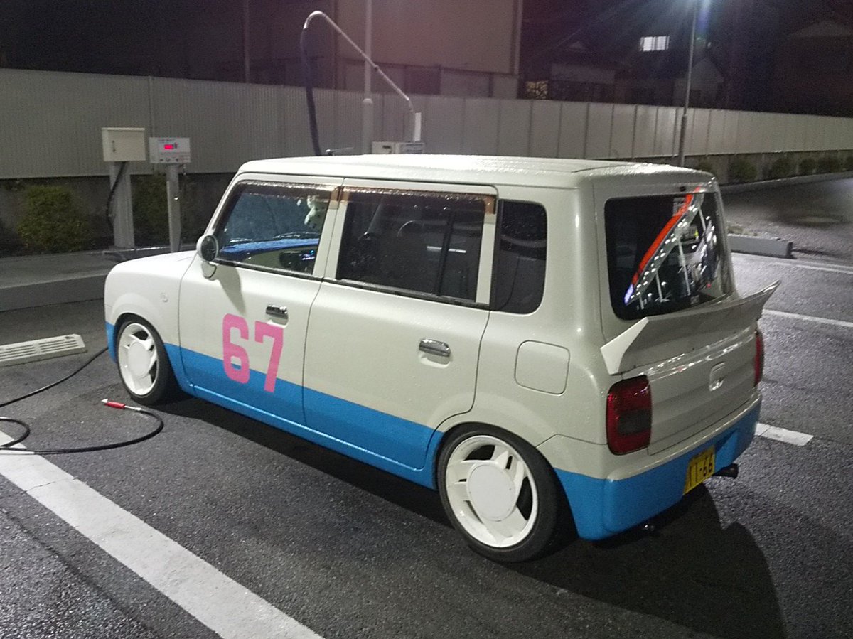 明日オフ会もあるしタイヤのエア入れに来た アイスピードのエアバルブは羽根の陰にあるのです #ラパン #HE21S #アイスピード