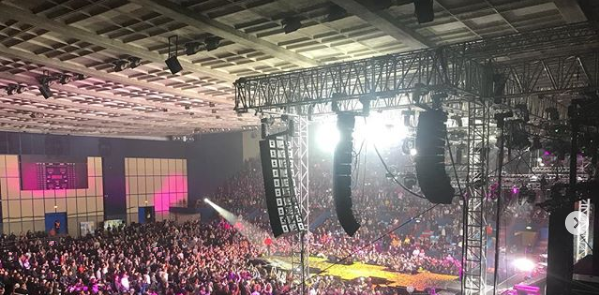 SalottoSandrina's tweet photo. Bari #primadata #su3 #10Tour #SoldOut @AmorosoOF https://t.co/ZP4404iA9r