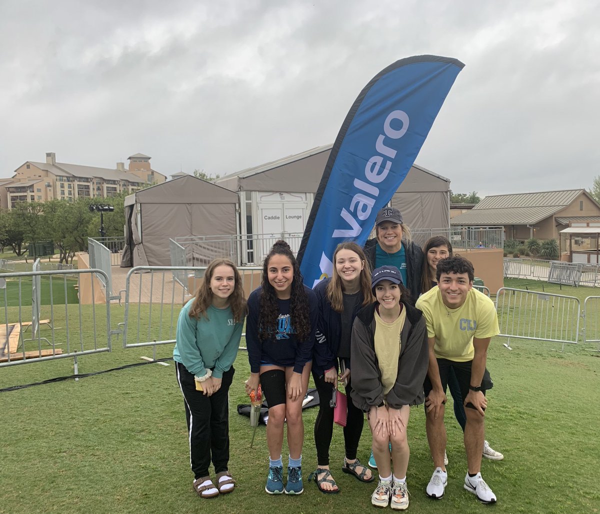 MrsRogersTweets's tweet photo. CTJ Student Council up early vulonteering at Dash to the VTO ⛳️ @ctj_stuco https://t.co/L0VDzM8UKI