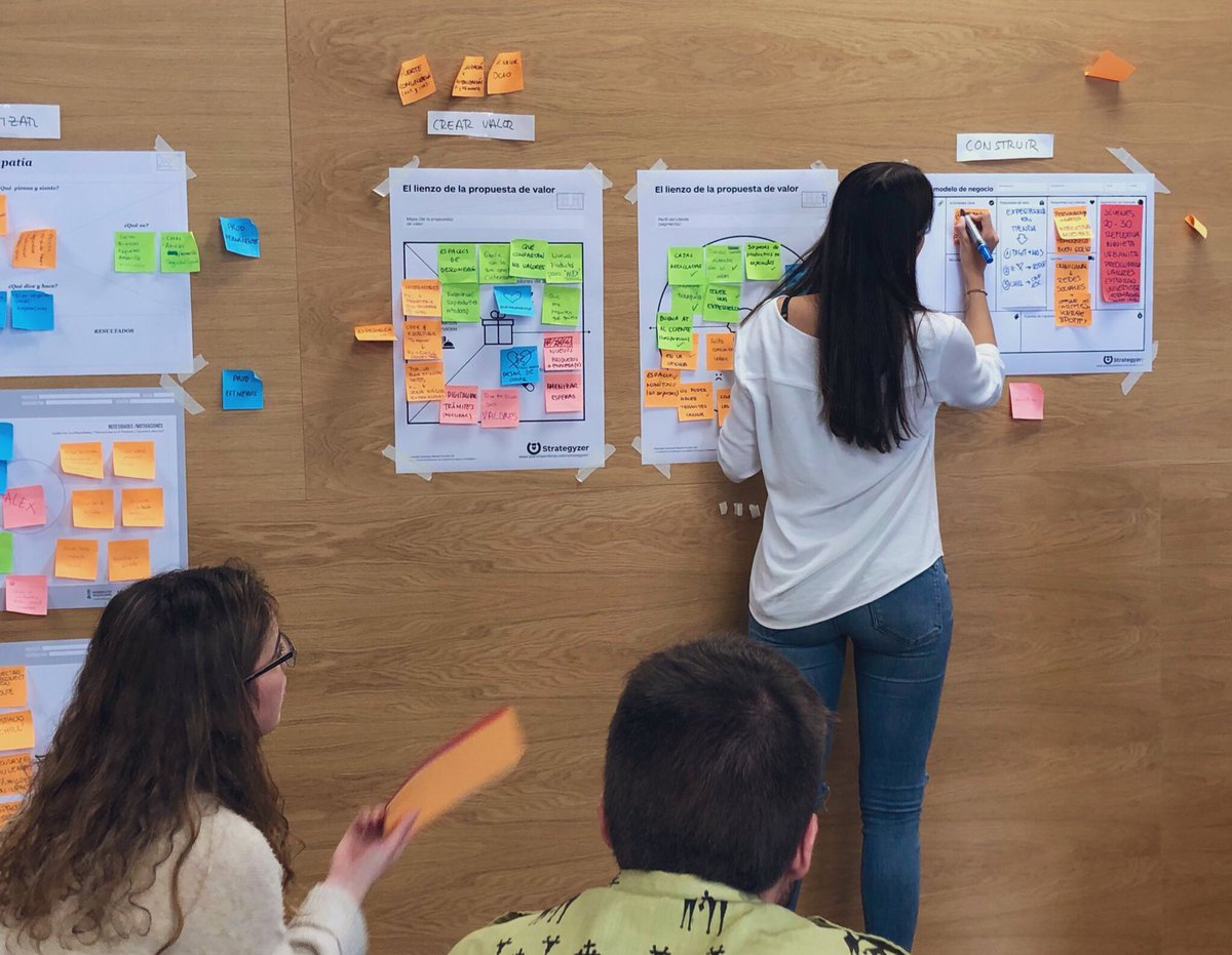 Tramando soluciones para los dos retos de innovación en <a href="/CorreosLabs/">Correoslabs</a> #PostalHack