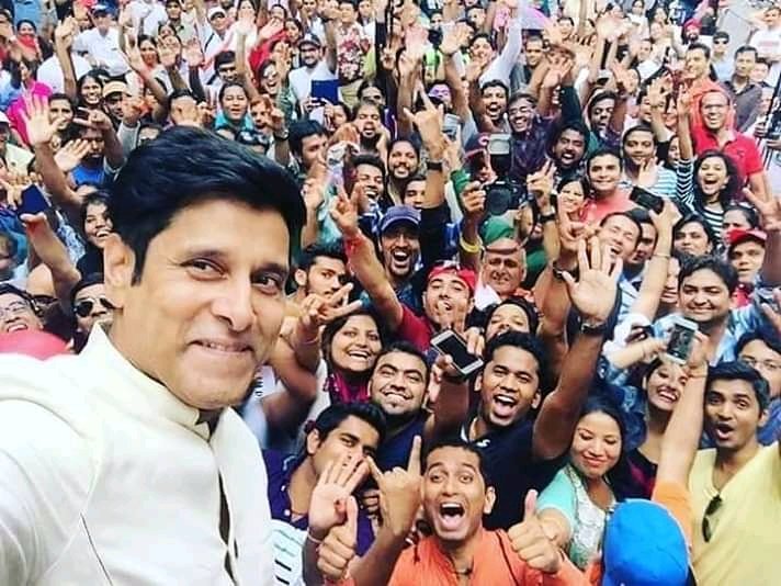 ChiyanNavi's tweet photo. #ChiyaanVikram 
நீங்கள் விடும் மூச்சு ரசிகர்களுக்காக.  என்றால்​. நாங்கள் வாழும்​ நாட்கள். உங்களுக்காக மட்டுமே.. தலைவா...🌹🌹🌹🌹🌹 https://t.co/2W9wgTiMkR