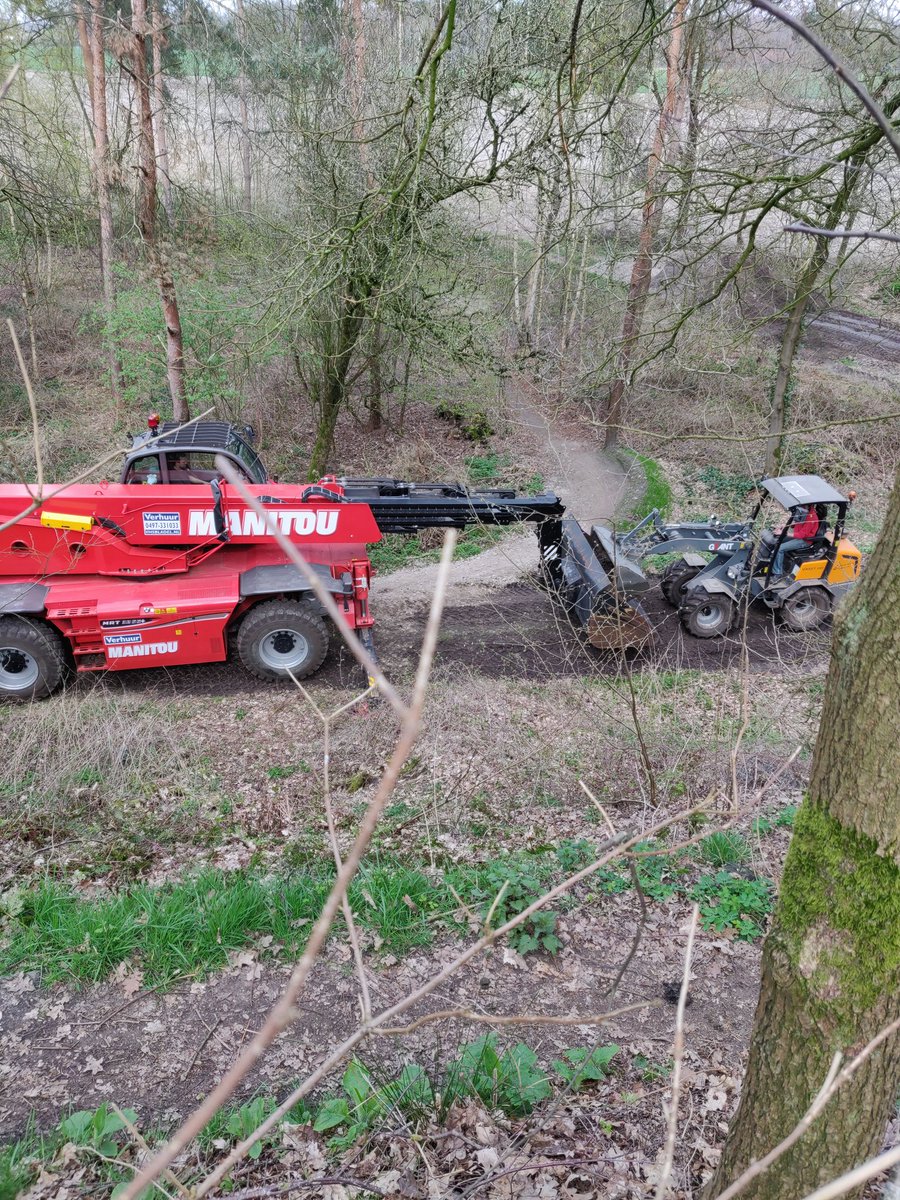 DenDoelBladel's tweet photo. Mooi die kleinschaligheid bij het prepareren van #hetdakvannetersel #dendoelgoudsponser #tcnetersel #nftu #mtb https://t.co/bFl8nr937F