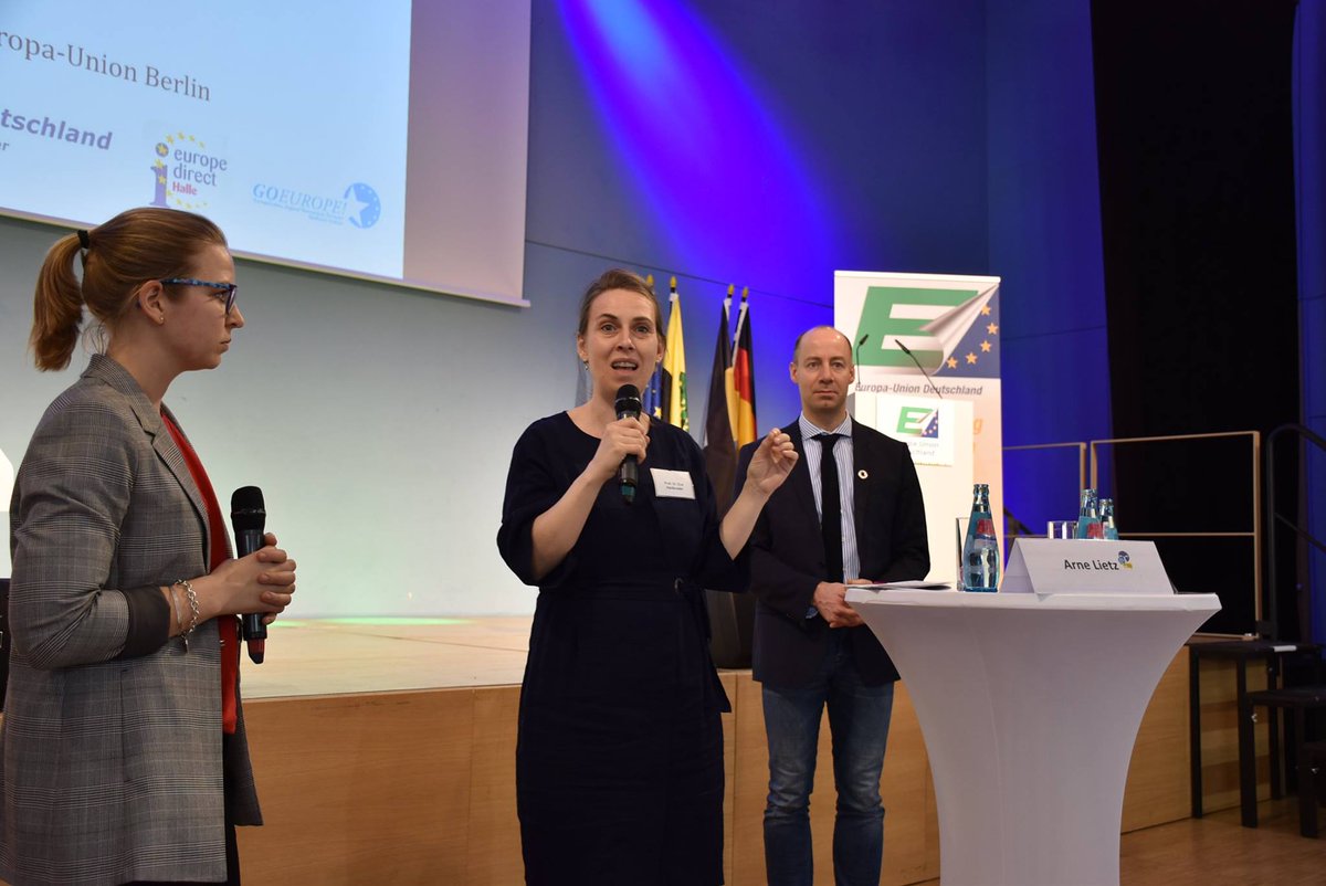 Wie positioniert sich #Europa in der internationalen Politik und welche Rolle spielt die #EU in der Weltpolitik?
Dazu treten jetzt die Besucher*innen des #EUD_Dialogs in den Austausch. 
Soll Frankreich den Sitz im UN Sicherheitsrat für einen gemeinsamen europäischen Sitz räumen?