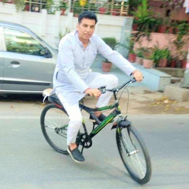 Rohit_Karhana's tweet photo. #फिर बदेलगी दिल्ली, #कांग्रेस संग बदलाव के लिए #साइकिल यात्रा का हिस्सा बनेगी #दिल्ली  31 मार्च के दिन #बादली विधानसभा से आइए हमारे #साथ बनें इस #यात्रा का हिस्सा  क्योंकि हम #बदलेंगे दिल्ली। #HighFiveWithCongress
#DevenderForDelhi
#मैं भी हुँ श्री #देवेन्द्र यादव जी के साथ https://t.co/3t5jQdlkY4