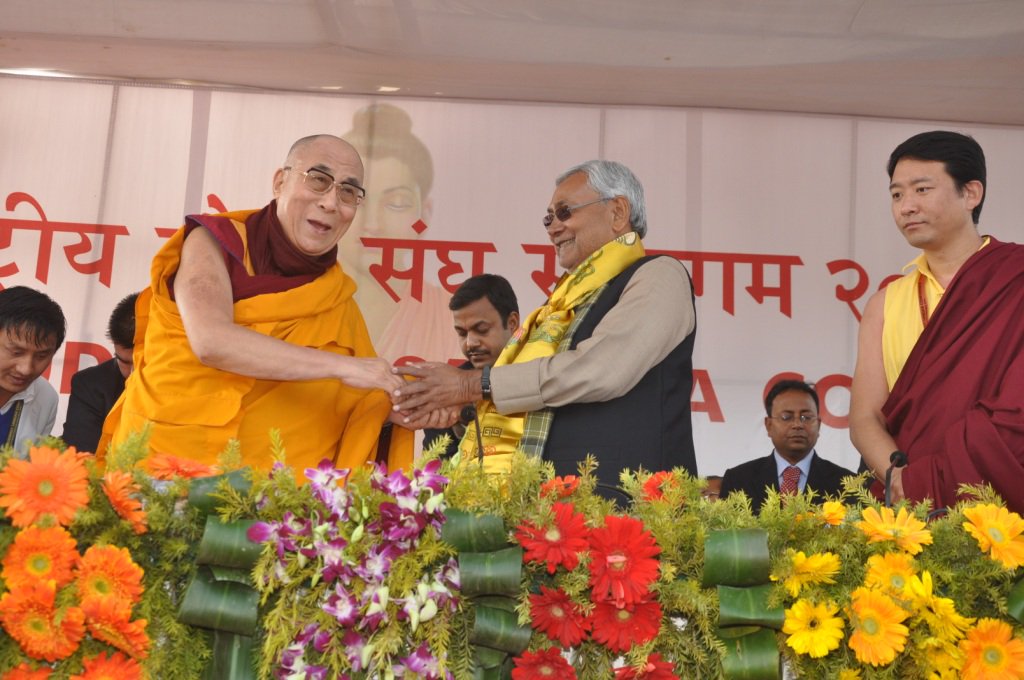 NitishKumar's tweet photo. मैं इतिहासकार रामचंद्र गुहा द्वारा आज के दैनिक 'हिन्दुस्तान' में परम पावन दलाई लामा जी पर लिखे आलेख 'दलाई लामा के साथ खड़ा होने का वक्त' से सहमत हूँ। परम पावन दलाई लामा जी विश्व शांति, आपसी भाईचारा, प्रेम, सद्भाव का संदेश विश्व को देते रहे हैं|(1/2)  
https://t.co/ROjqnVZXeq https://t.co/wR2quQg2Jb