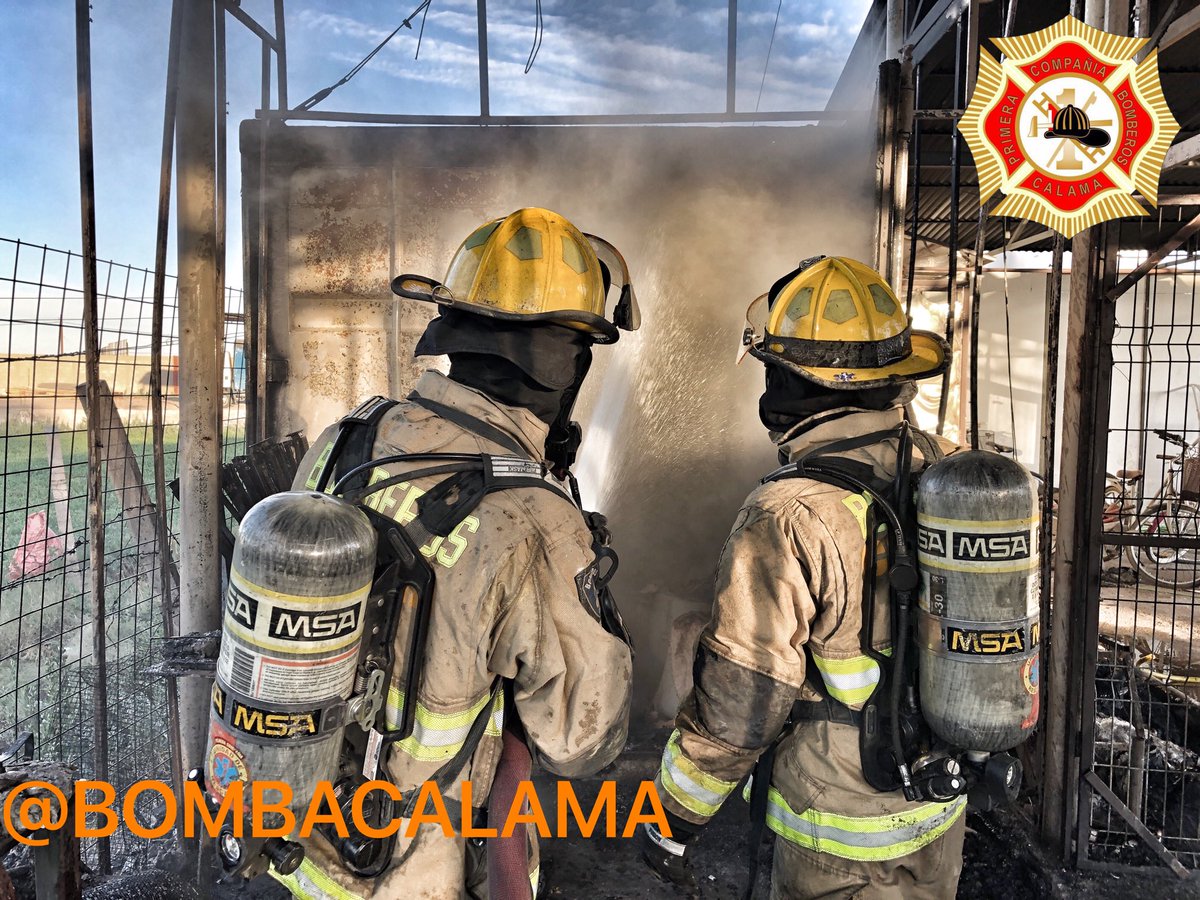 bombacalama's tweet photo. #Calama Se trató de fuego en garaje y 4 vehículos con peligro de propagación a parcelas aledañas, unidades B-1 y BX-1 @Carabdechile en el lugar, situación controlada. https://t.co/iR0iGTejIv