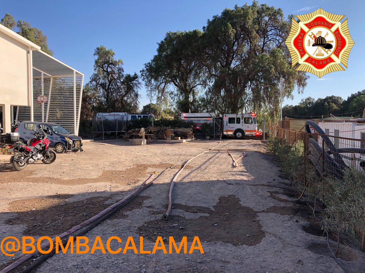 bombacalama's tweet photo. #Calama Se trató de fuego en garaje y 4 vehículos con peligro de propagación a parcelas aledañas, unidades B-1 y BX-1 @Carabdechile en el lugar, situación controlada. https://t.co/iR0iGTejIv