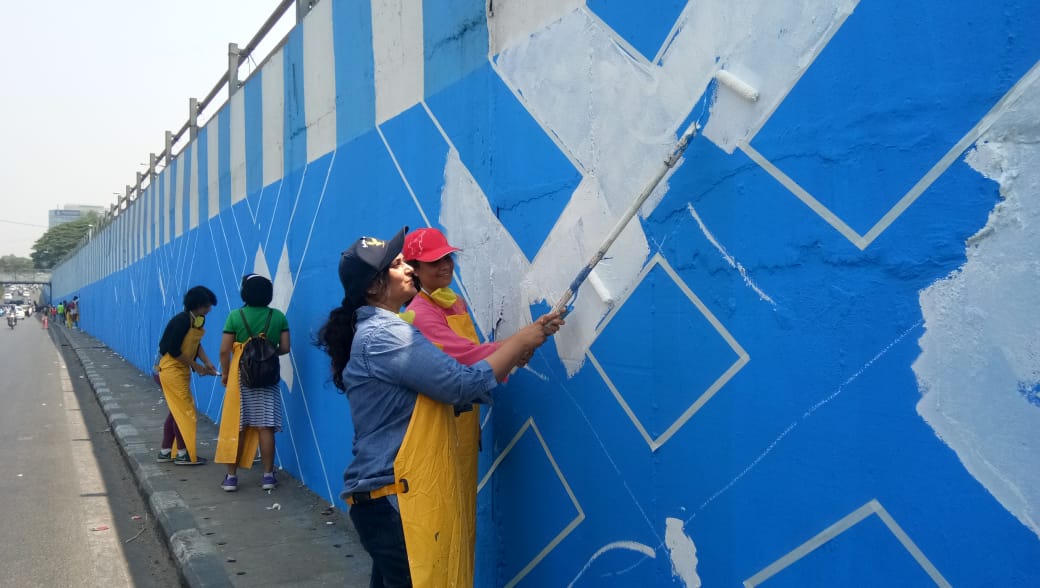 theuglyindian's tweet photo. Mekhri Circle Magic!
Great energy &amp; enthusiasm by volunteers on Day 1 of the Mekhri Circle Underpass Transformation! The #UnderpassChallenge is rocking! Join TOMORROW for the HENNUR ROAD UNDERPASS! 930am onwards!
https://t.co/CsEiGMsthz
@Randeep_Dev @BrigadeGroup @BBMPCOMM https://t.co/T8hPbuKRMj