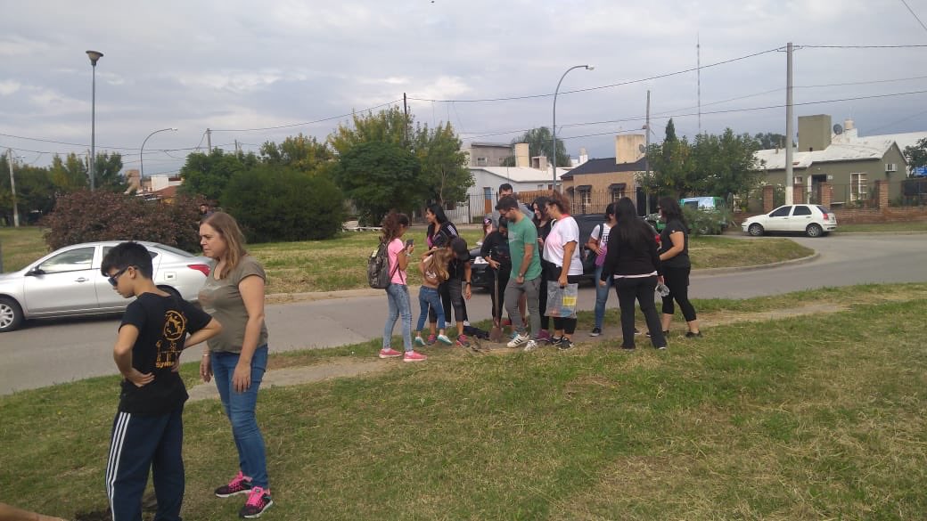 AmbienteMuniCba's tweet photo. Junto a @ApexAmerica seguimos mitigando la Huella de Carbono Maratón #Acordonarse. Más #ArbolesNativos en Cba. https://t.co/4SedXUIU33