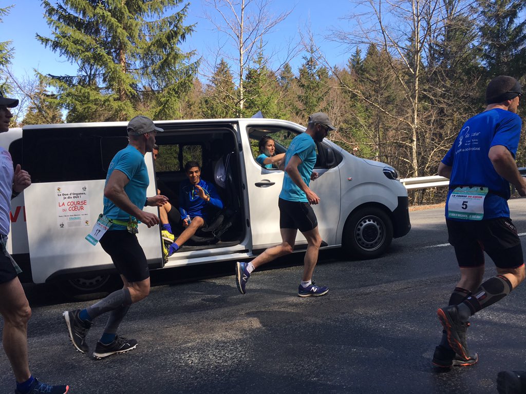 Dassault_OnAir's tweet photo. @LaCourseduCoeur continue ! Nos coureurs sont en forme @CdC_Dassault ! C’est parti pour l’étape des grimpeurs au départ des Neyrolles ! #dondorganes #cdc2019 https://t.co/4VYGK6pHZD