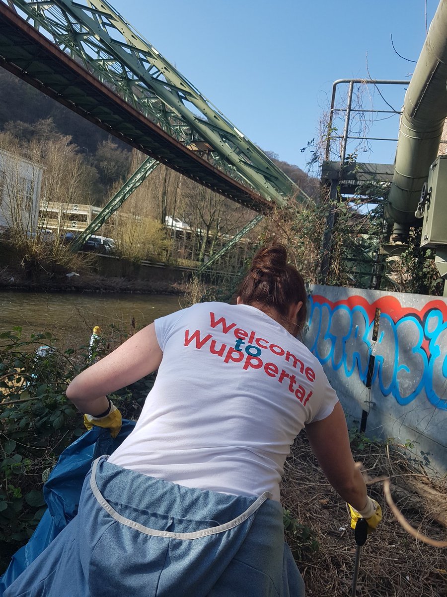 Ranaj444's tweet photo. Wir sind heute wieder beim  #Wupperputz in #Wuppertal dabei mit Familie, Freunden und Kollegen und Kolleginnen vom @wupperinst. Macht #Spaß! :-) https://t.co/NYoqpeP021