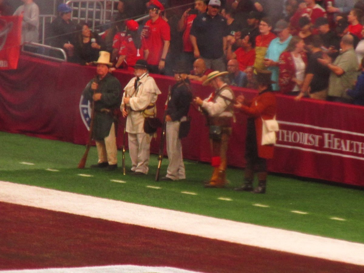 EricMoreno6477's tweet photo. At the @Alamodome, the @aafcommanders have grown a rabid, passionate fan base. Read all about it here: https://t.co/SwT1UxYRjC via @StadiumJourney #AAFCommanders #TakeCommand https://t.co/AH3hX7Bmfj