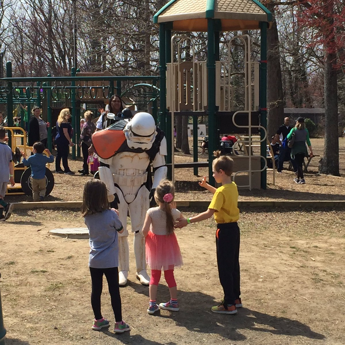 MrDrewCampbell's tweet photo. Stormtrooper sighting at @OakViewFCPS! #oakview50 https://t.co/etmuwFbqBK