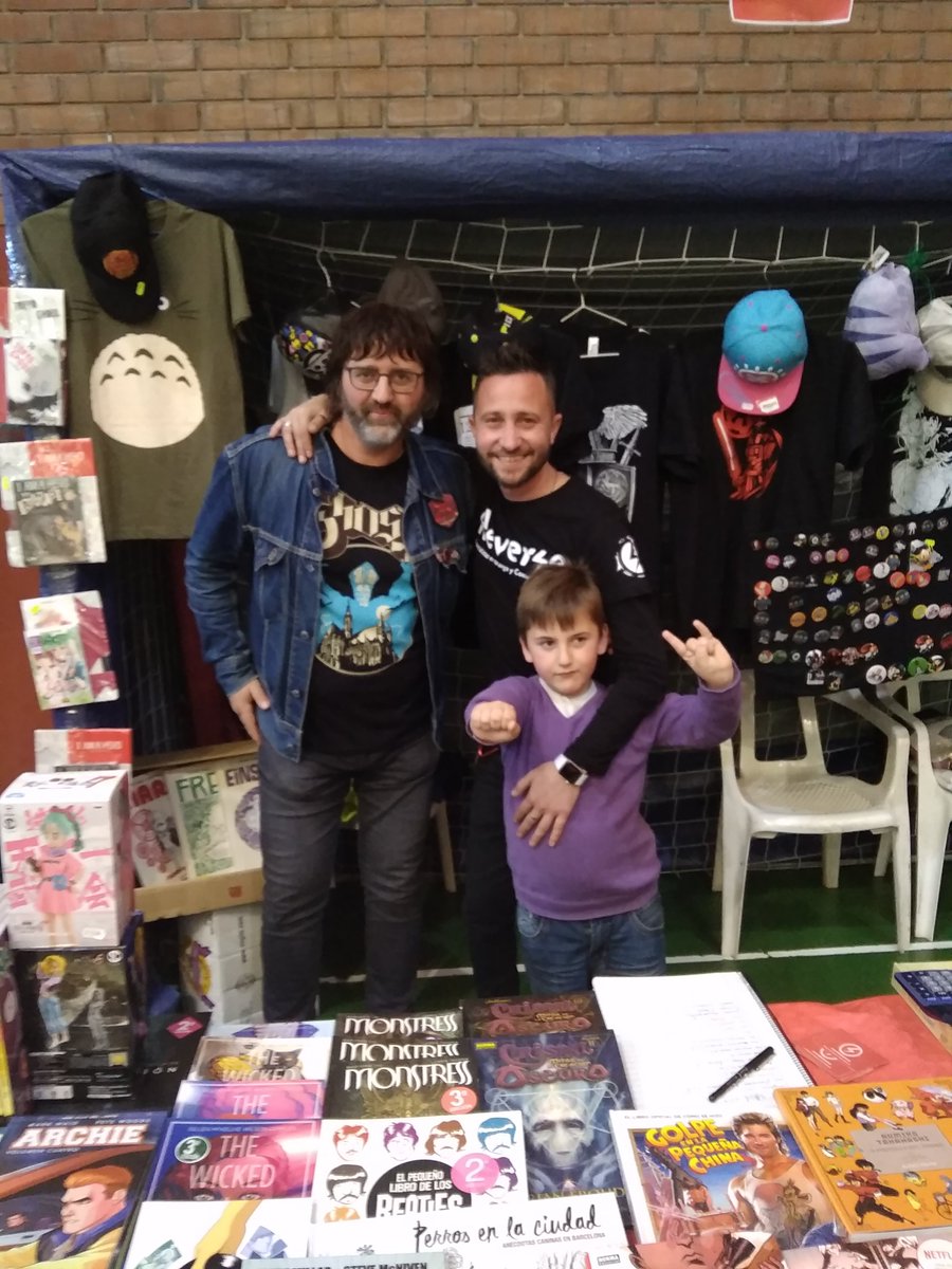 tintowers's tweet photo. En el stand de @reversecomix con #SuperAdam @Mike_Alom y Capitán Josep #MundoFreak https://t.co/YesPMBFgRm