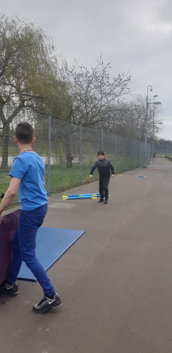MrsPSmith7's tweet image. We had great fun at outdoor learning day.  Sports leaders helped to set up an obstacle course.  #outdoorlearning
 #obstacle #wecandoit