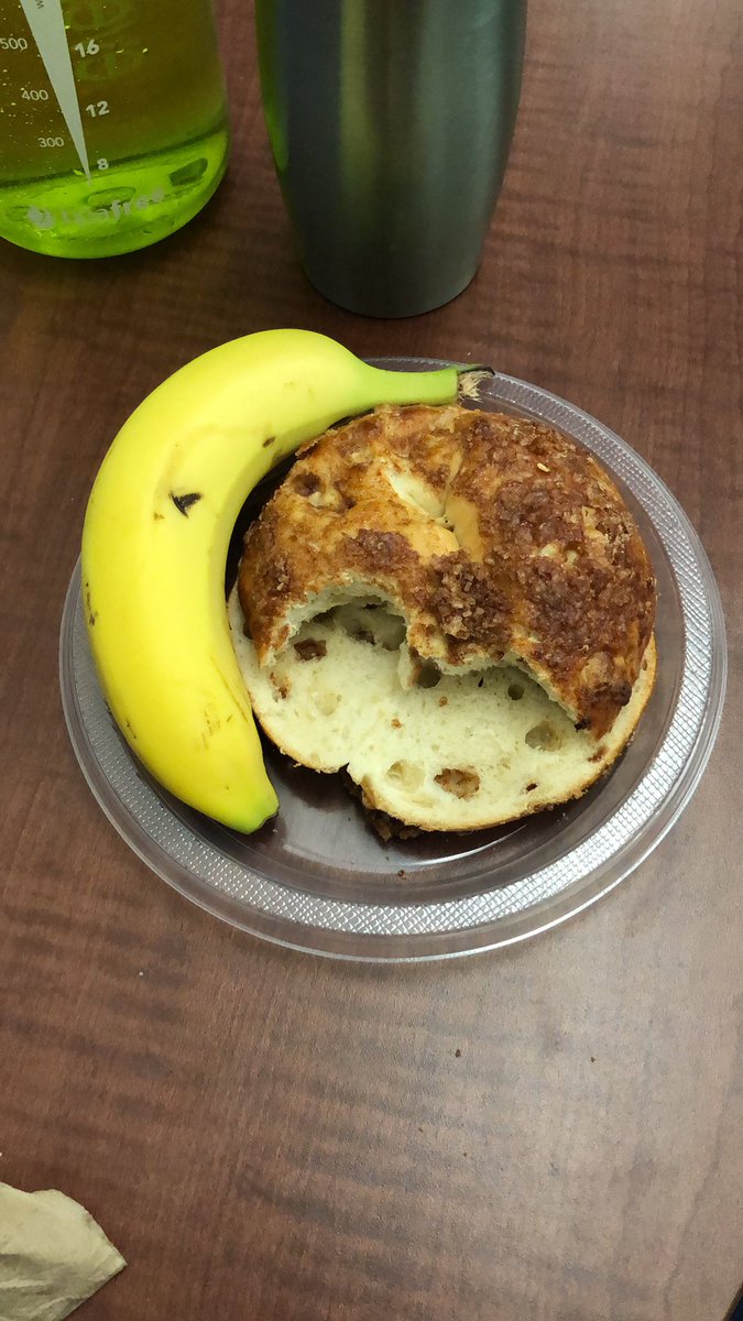 kaylalsmith8's tweet image. Cinnamon Crunch proving why #StLouisStyle is better. The cinnamon to bite ratio is WAY OFF if it’s not bread sliced.